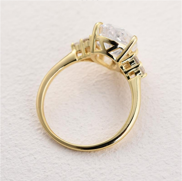 Clarissa – Anillo de diamante con corte de gota en acabado dorado.