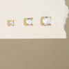 Evelína – Pendientes de oro delicados con un elegante curvado.