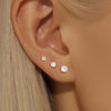 Evelína – Pendientes de oro delicados con un elegante curvado.