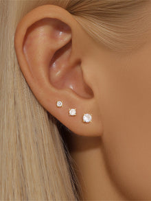 Evelína – Delicate gold earrings with an elegant curve.