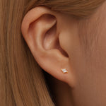 Veronika – Pendientes de oro delicados con brillo.