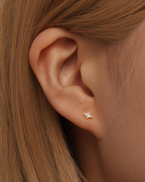 Veronika – Pendientes de oro delicados con brillo.