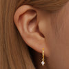 Veronika – Pendientes de oro delicados con brillo.