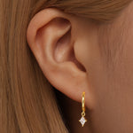 Veronika – Pendientes de oro delicados con brillo.