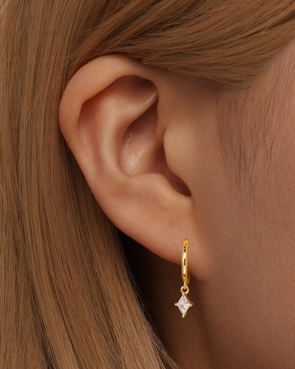 Veronika – Pendientes de oro delicados con brillo.