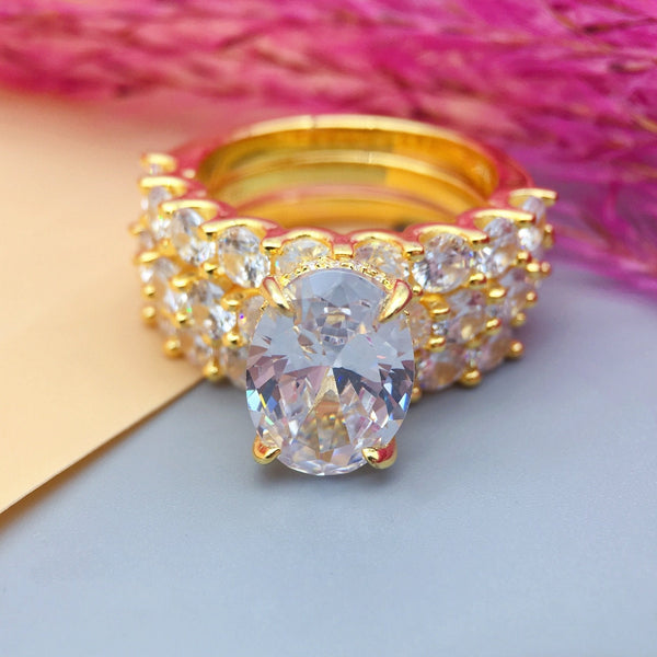 Greta – Anillo de diamante plateado con ornamento.