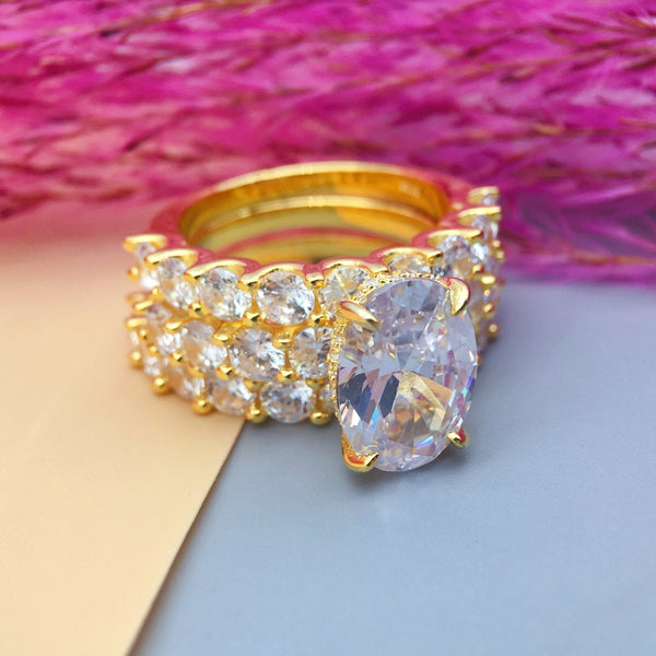 Greta – Anillo de diamante plateado con ornamento.