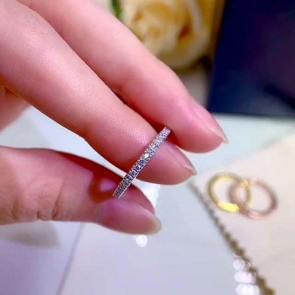 Alena – Anillo eterno estrecho con piedras brillantes.