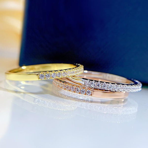 Alena – Anillo eterno estrecho con piedras brillantes.