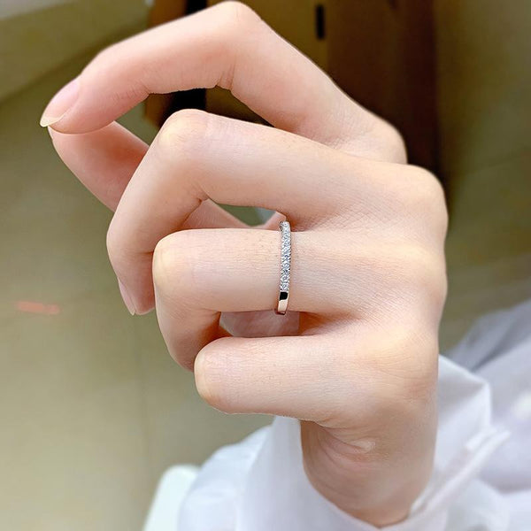 Alena – Anillo eterno estrecho con piedras brillantes.