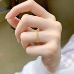 Alena – Anillo eterno estrecho con piedras brillantes.