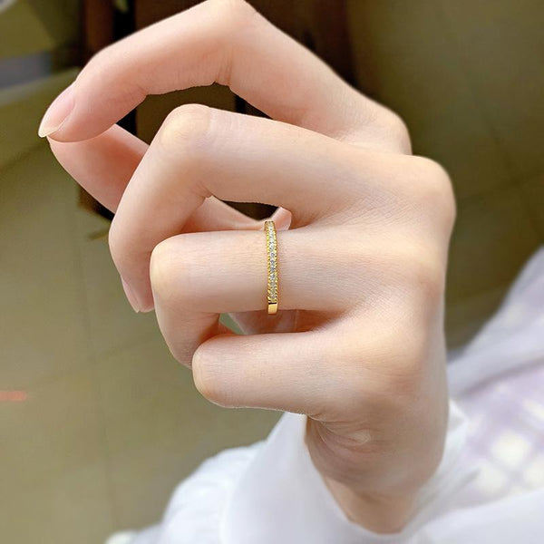 Alena – Anillo eterno estrecho con piedras brillantes.