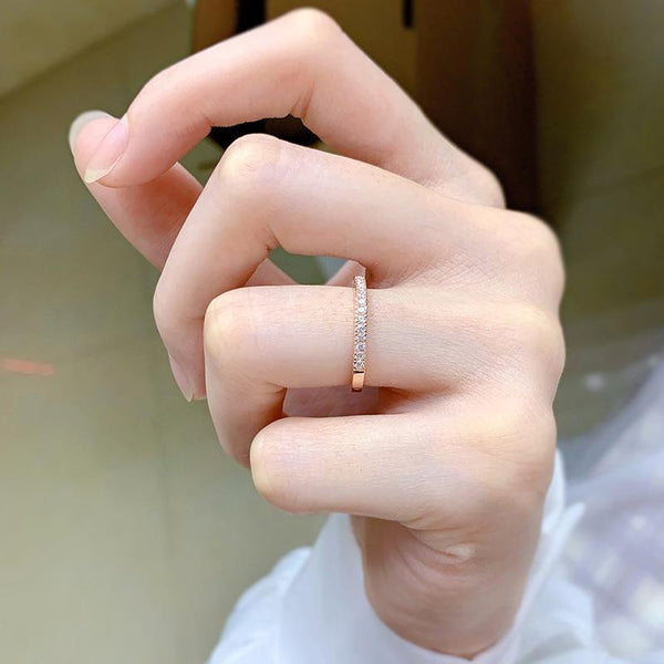 Alena – Anillo eterno estrecho con piedras brillantes.