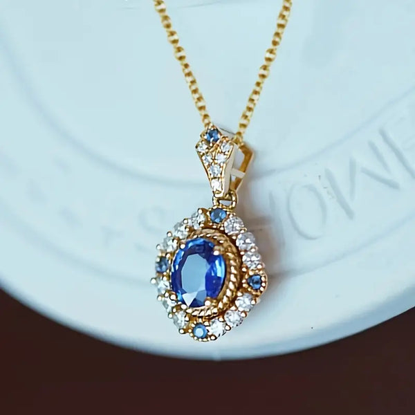 Larisa – Anillo con marco dorado y zafiro.