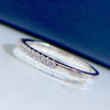 Alena – Anillo eterno estrecho con piedras brillantes.