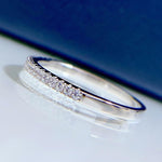 Alena – Anillo eterno estrecho con piedras brillantes.