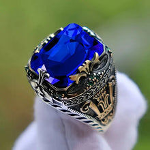 Lívia – Anillo con gran piedra de zafiro.