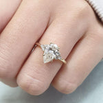 Clarissa – Anillo de diamante con corte de gota en acabado dorado.