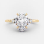 Clarissa – Anillo de diamante con corte de gota en acabado dorado.
