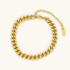 Sofie – Pulsera dorada delicada con un colgante sutil.