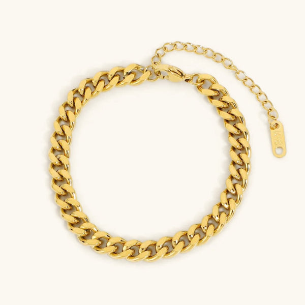 Sofie – Pulsera dorada delicada con un colgante sutil.
