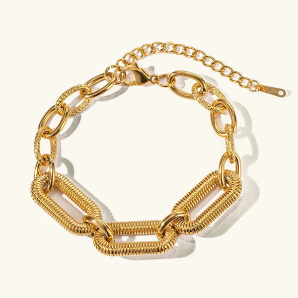Klára – Pulsera dorada con diseño estrecho.