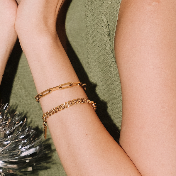 Anna – Pulsera dorada en diseño en capas.