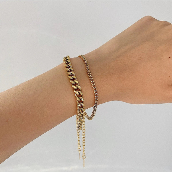 Sofie – Pulsera dorada delicada con un colgante sutil.