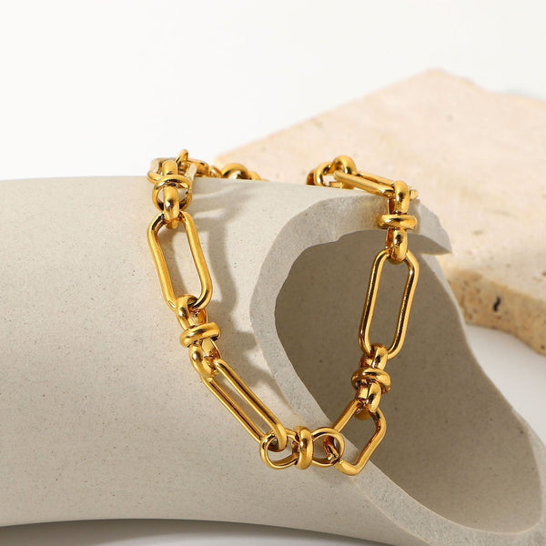 Marisa – Pulsera dorada con una delicada estructura doble.