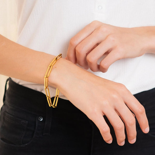 Anna – Pulsera dorada en diseño en capas.