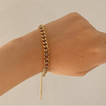 Sofie – Pulsera dorada delicada con un colgante sutil.