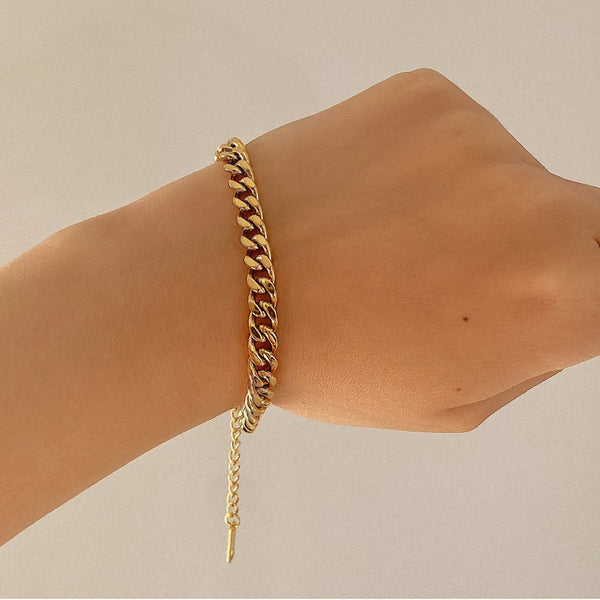 Sofie – Pulsera dorada delicada con un colgante sutil.