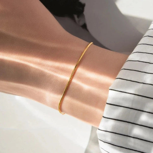 Carina – Pulsera de oro con estructura de platino brillante.