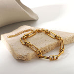 Marisa – Pulsera dorada con una delicada estructura doble.