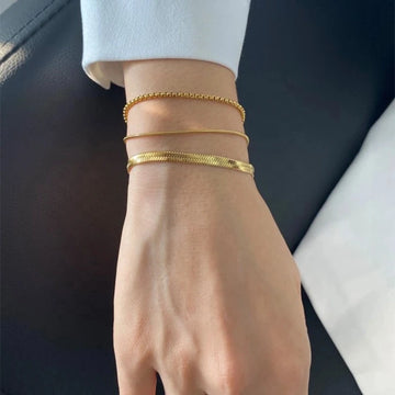 Carina – Pulsera de oro con estructura de platino brillante.