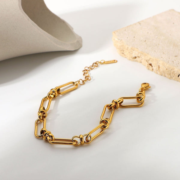 Marisa – Pulsera dorada con una delicada estructura doble.