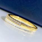 Alena – Anillo eterno estrecho con piedras brillantes.