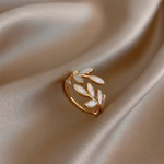 Anillo ajustable con ópalo blanco y oro