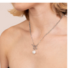 Eveline – Cadena dorada con colgante adornado con perlas.