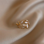 Anillo ajustable con ópalo blanco y oro