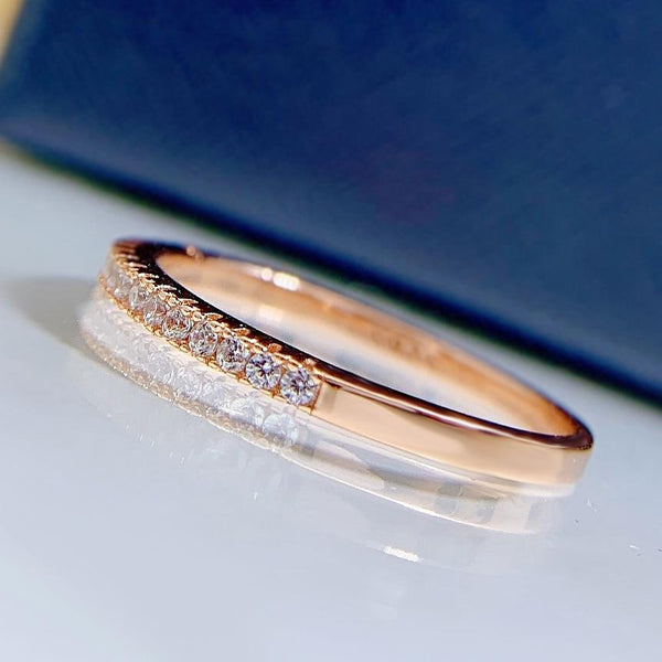 Alena – Anillo eterno estrecho con piedras brillantes.