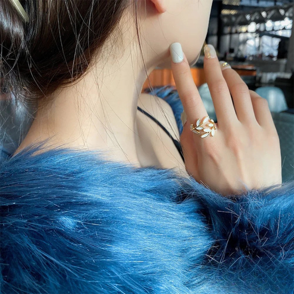 Anillo ajustable con ópalo blanco y oro