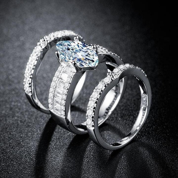 Veronika – Conjunto de anillos con diamantes y acentos dorados.