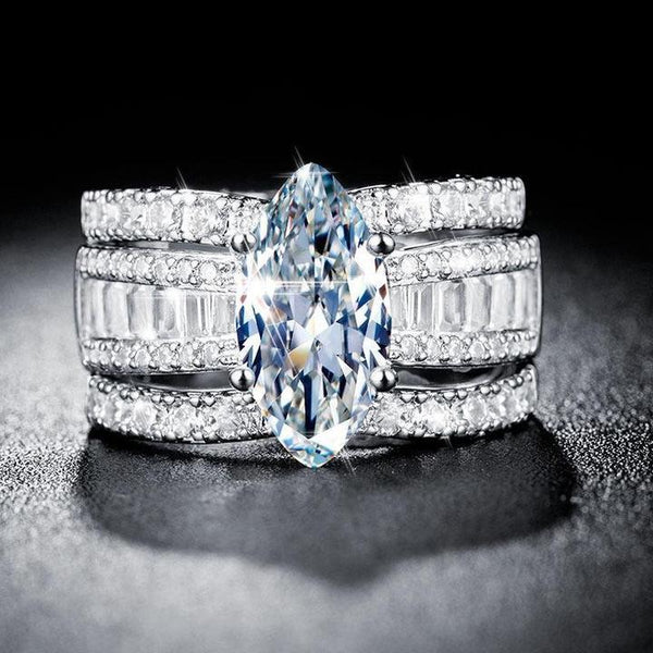 Veronika – Conjunto de anillos con diamantes y acentos dorados.