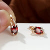 Karla – Pendientes dorados con brillo rubí.