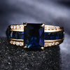 Annelie – Anillo dorado con zafiro cuadrado.