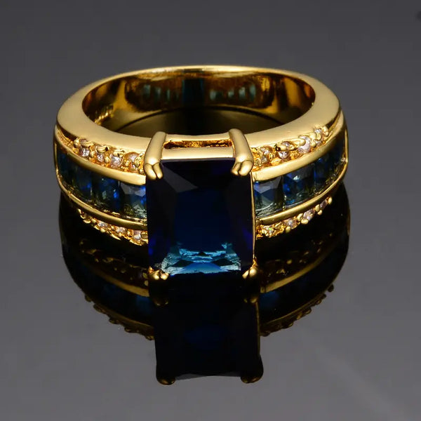 Annelie – Anillo dorado con zafiro cuadrado.