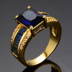 Annelie – Anillo dorado con zafiro cuadrado.
