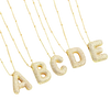 Collar con colgantes de letras