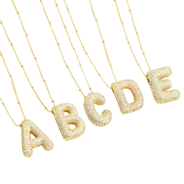 Collar con colgantes de letras